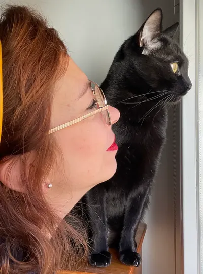 Zaira, catsitter en Alcalá de Henares, con uno de sus gatos